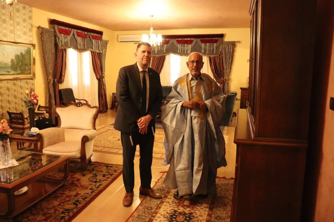 السفير الأمريكي مايكل دودمان والرئيس الراحل سيدي ولد الشيخ عبدالله 