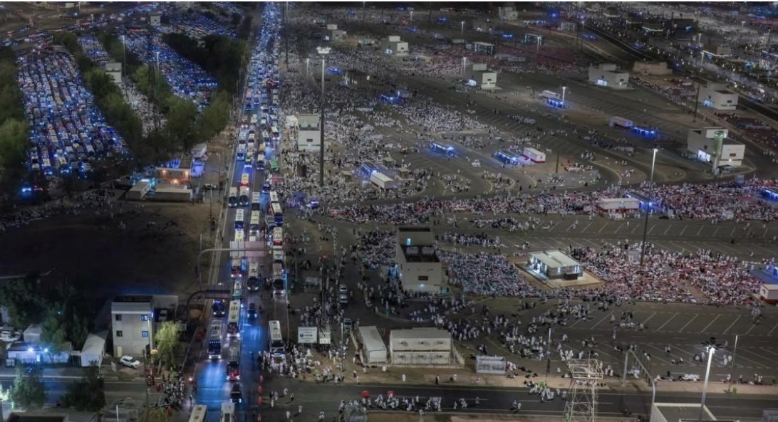 الحجاج يبيتون في مزدلفة بعد النفرة من عرفات